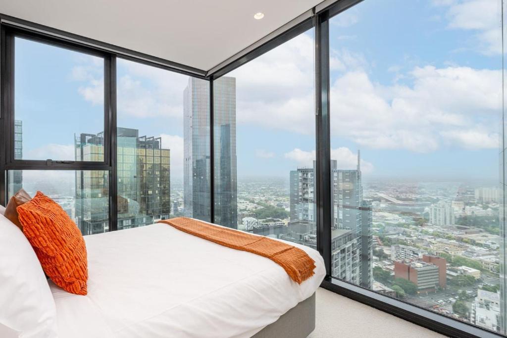180 Degrees City Views, 2BR Apartment with Pool, Spa and Gym, Melbourne