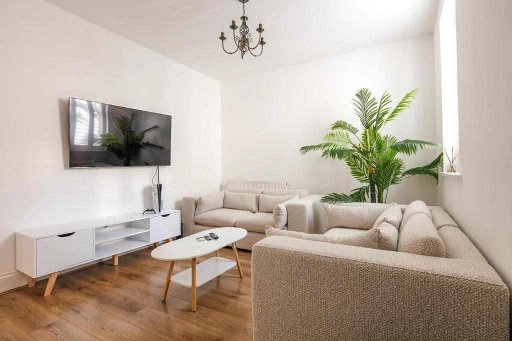 Spacious 3 Bedroom Home with PS5 and Pool Table Near O2 Arena Canary Wharf and Elizabeth Line to Central London, Woolwich