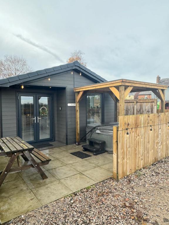 The Slipway Cabins with Hottub, Burscough
