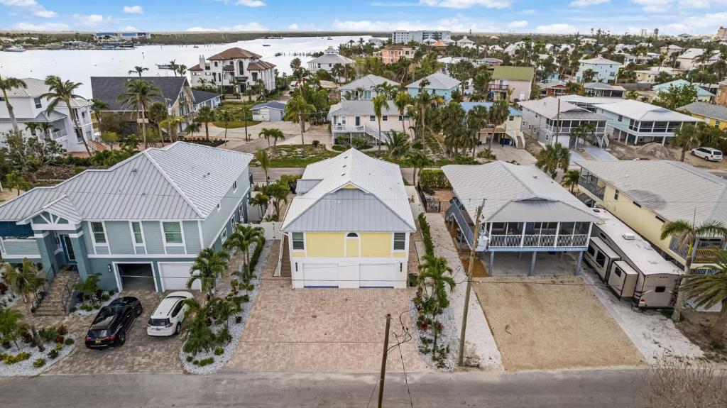 Beach Life! Two Heated Pools, Sleeps 19 - FMB - Sweet Summer - Roelens, Fort Myers Beach