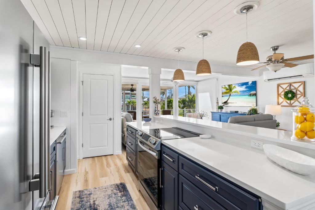 Boating Enthusiasts, Walk to the Beach, Heated Pool - The Corner cottage - Roelens, Fort Myers Beach