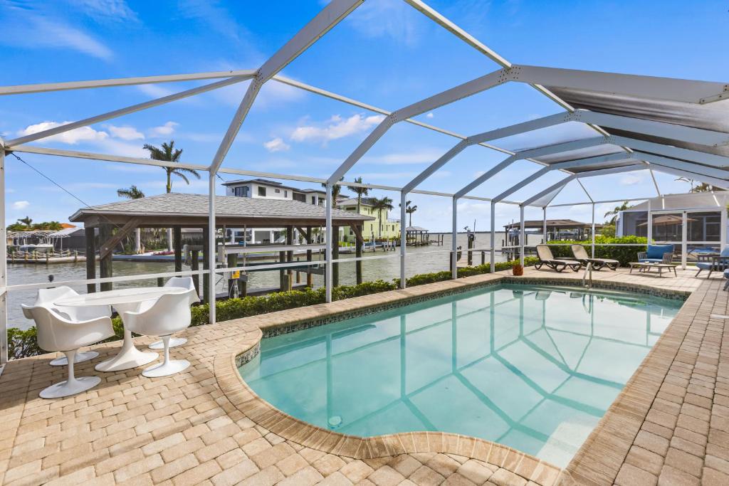 Waterfront! Canal View, dock Heated Pool - The Fair View of the Bay - Roelens, Fort Myers Beach