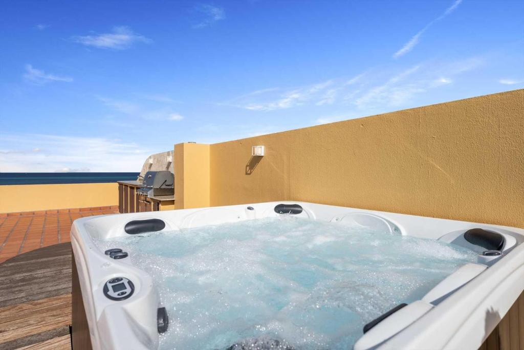 Beachfront - Amber Penthouse 2BR condo - P512, Palm-Eagle Beach