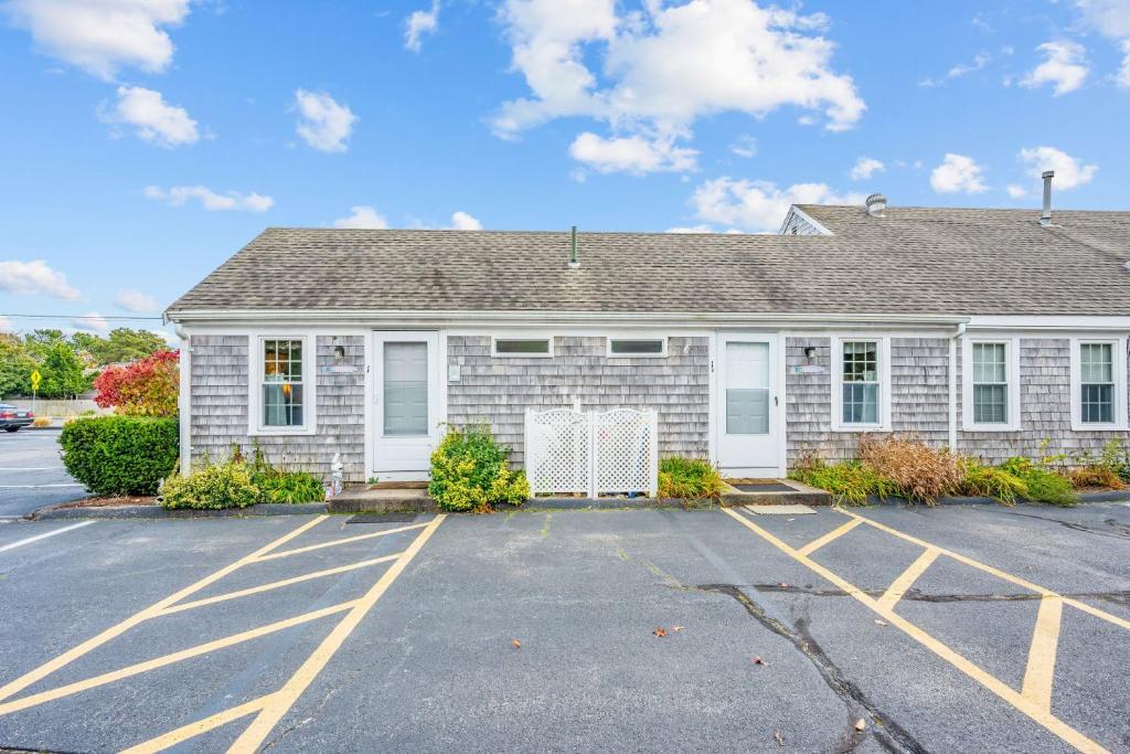 Seaside Cottages - Cottage 01B - Coastal Haven and Seascape, South Yarmouth