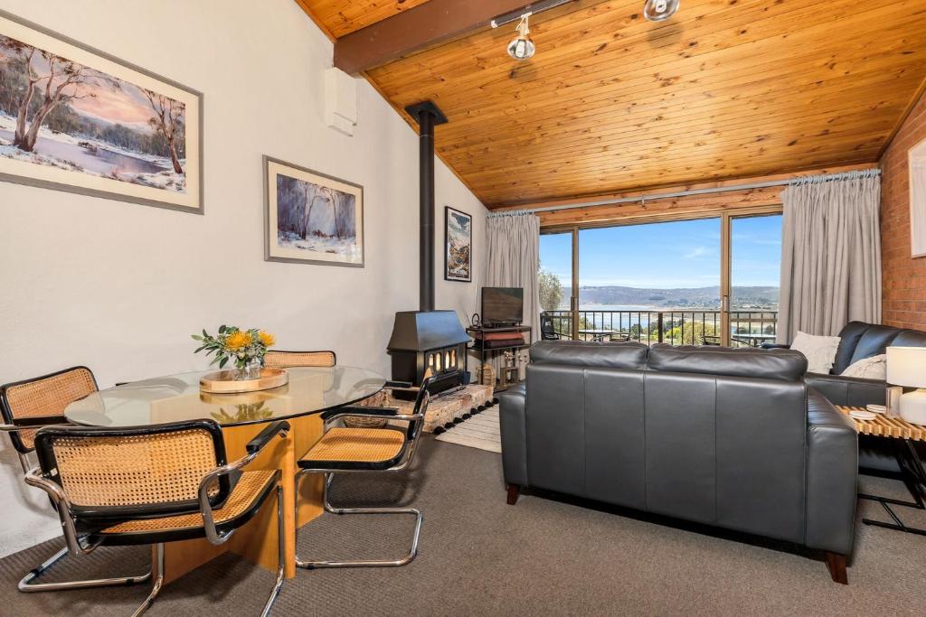 Snowbird 1 - Charming 2BR Townhouse l Lake Views l Air-Con l Off-Street Parking, Jindabyne