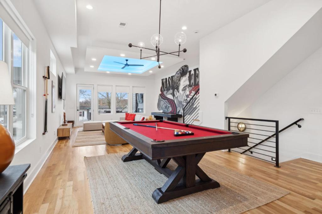 Stylish Multi-Level Retreat Rooftop & Pool Table, Nashville