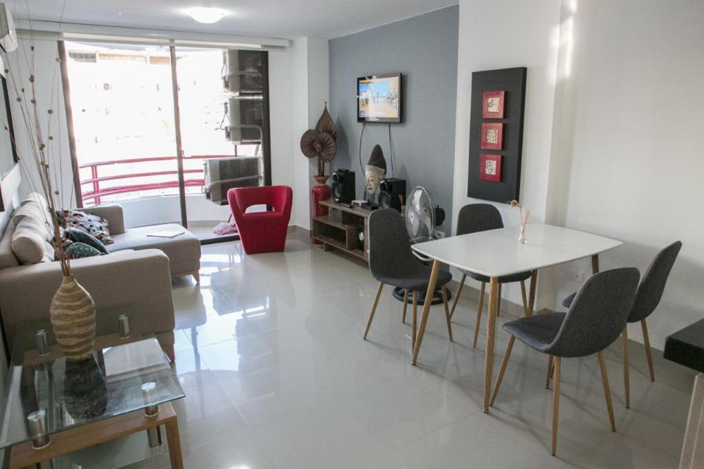 Apartamento Moderno con Piscina - 1
