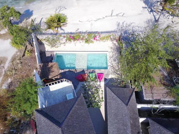 Villa Aurora: 4 BR, Front Beach