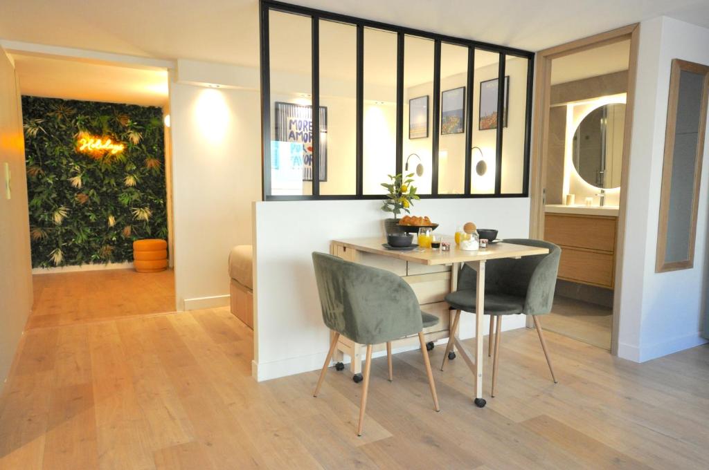 MONACO # MENTON - 4 PERSONS - HYPERCENTER - BEACH AND SUN - PRIVATE PARKING - CLIM - FULL RENOVATED - FAST WIFi, Menton