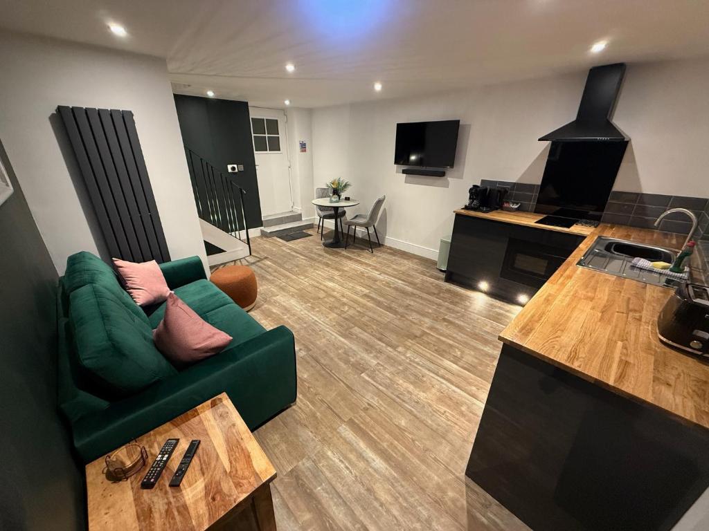 Willow Barn - Nantwich, with Hot Tub, Wybunbury