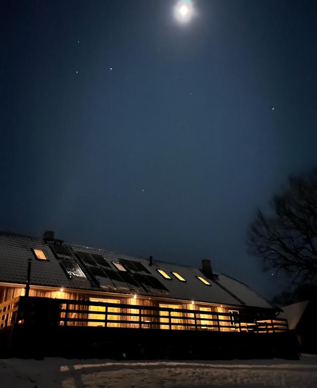 Kiisa Jahi- ja Matkamaja, Holvandi