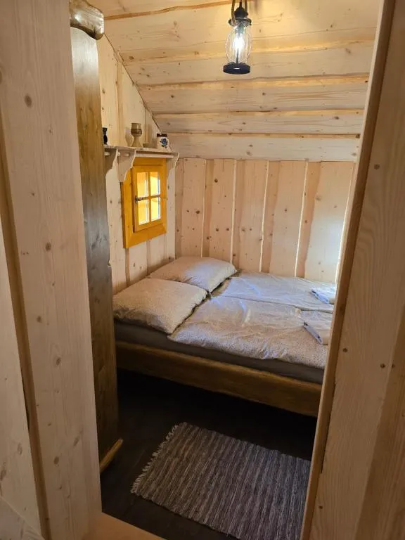 Minikemp na Palčovce - minipokoje a spaní v obytných autech, hotel in Huty