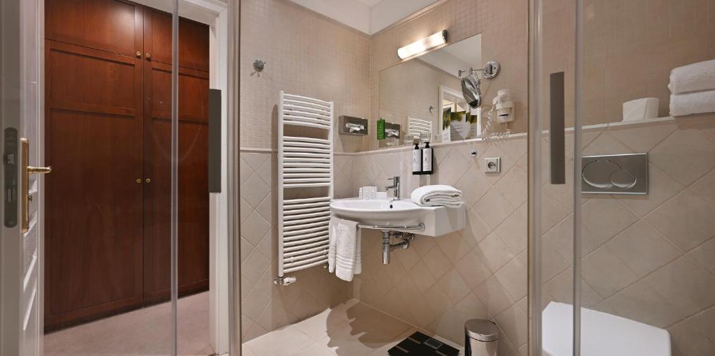 Hotel Rott — Hotel rooms in Prague, Prague
