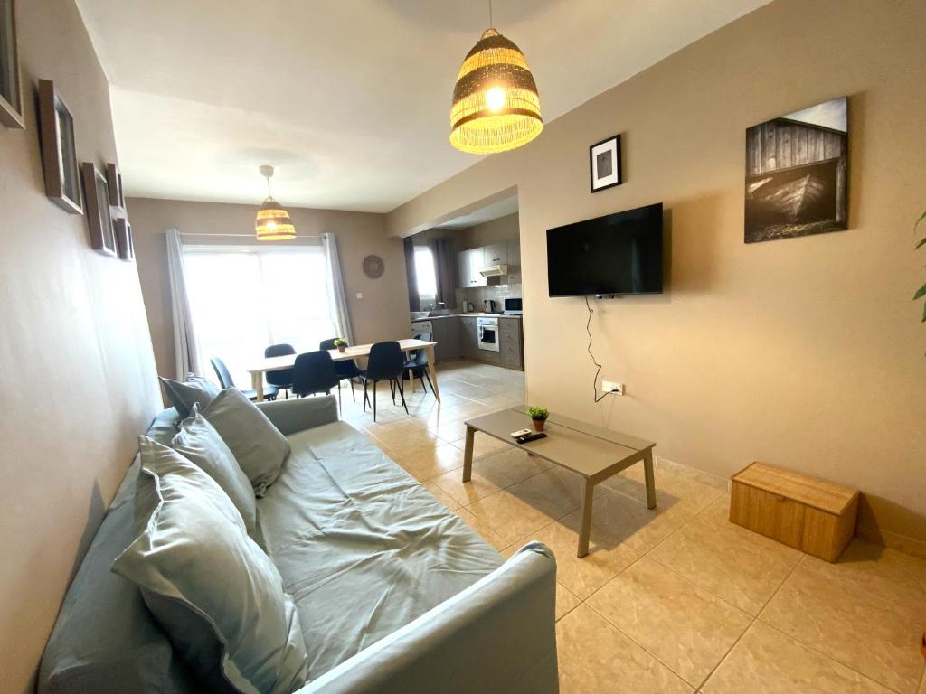 2Br Apt - 5mins walk to the Beach with Internet access, Larnaka