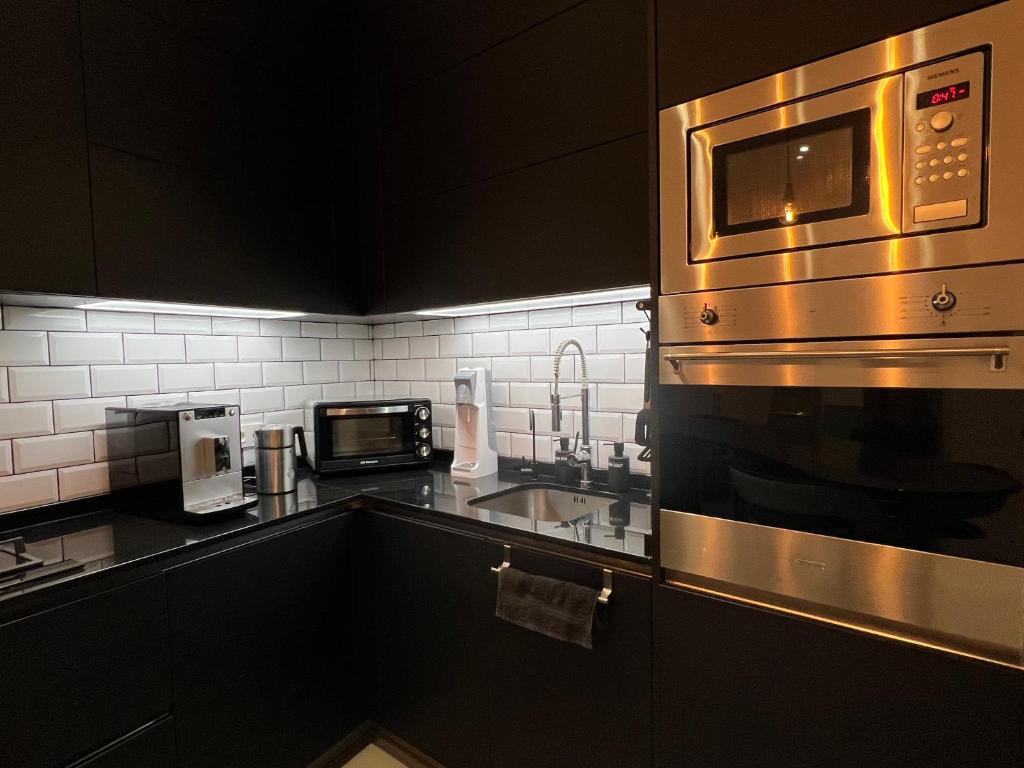 One Bedroom, Murphy Bed, Sofa Bed, Home-Office, Modern, Quiet, Fully Equipped, Powerful AC, 300 Mbps Fibre, Washer and Dryer - 2