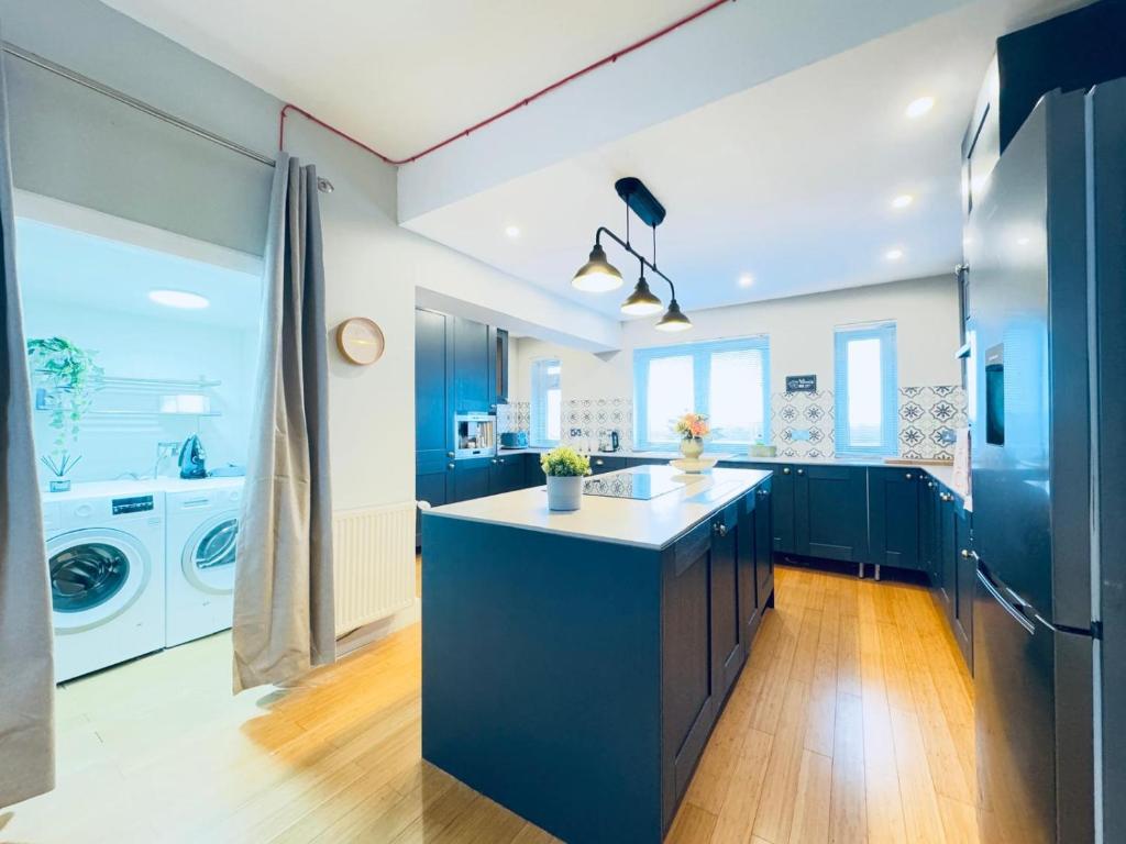 Top Floor Apartment with Castle Views, Edinburgh