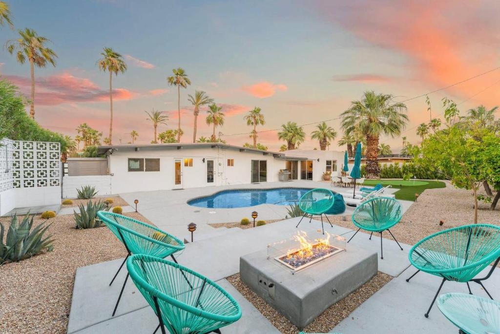 Bikes-pool-spa-fire Pit-putting Green-views-large, Palm Springs