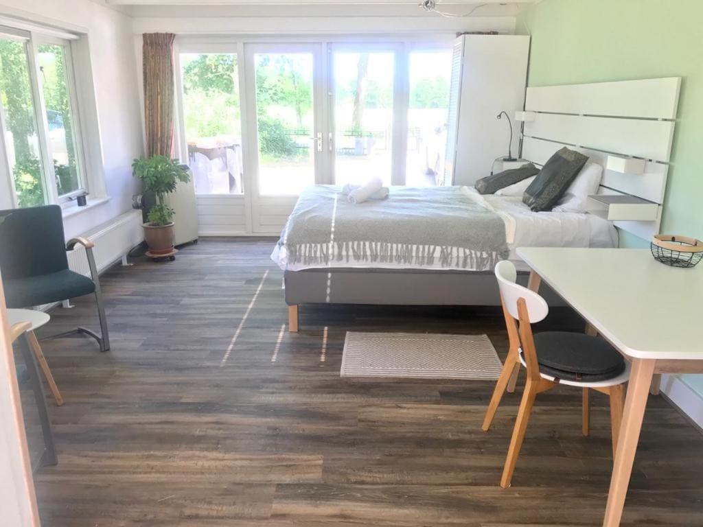 Light tiny house in green area with sauna option, Stoutenburg