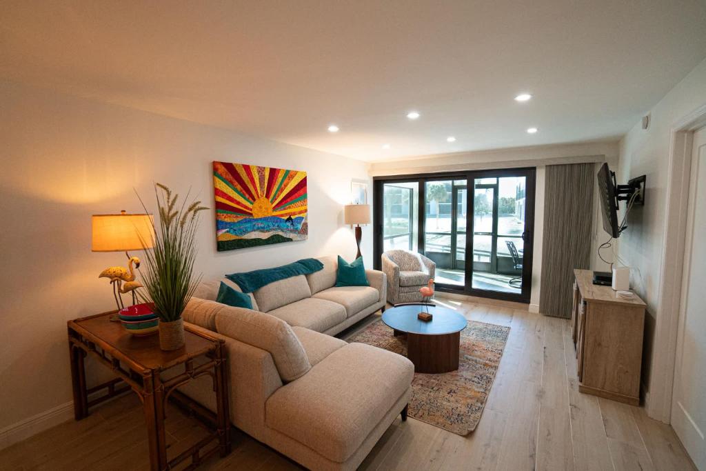 Pointe Santo D1 - Gorgeous Residence, Fantastic Amenities, Walk Out Patio, and Direct Gulf Views, Sanibel