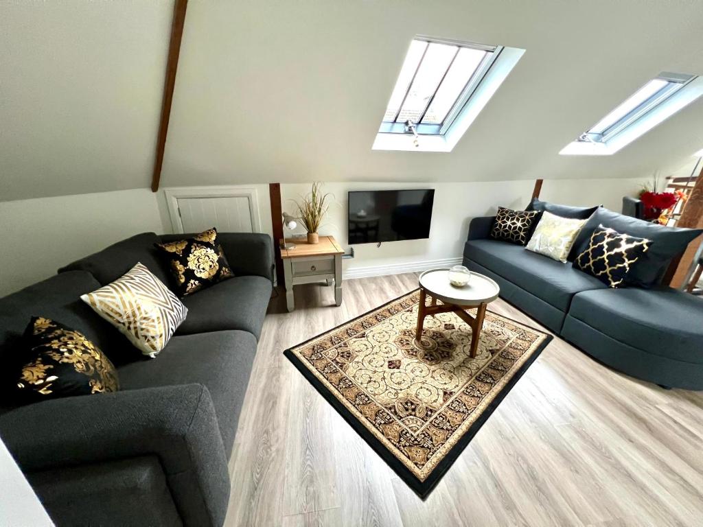 Glastonbury Secret Retreat - 1 BD Split-Level Apt, Sleeps 3, Glastonbury