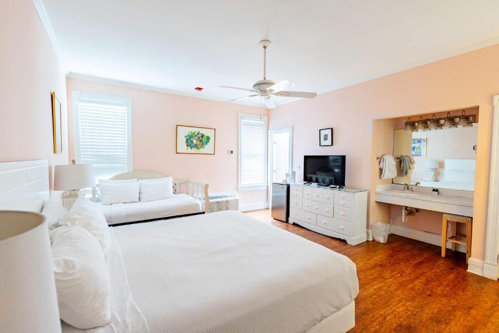 King Suite at Curry Mansion with Heated Pool!, Key West