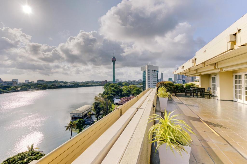 Exterior view, Cinnamon Lakeside Hotel in Colombo