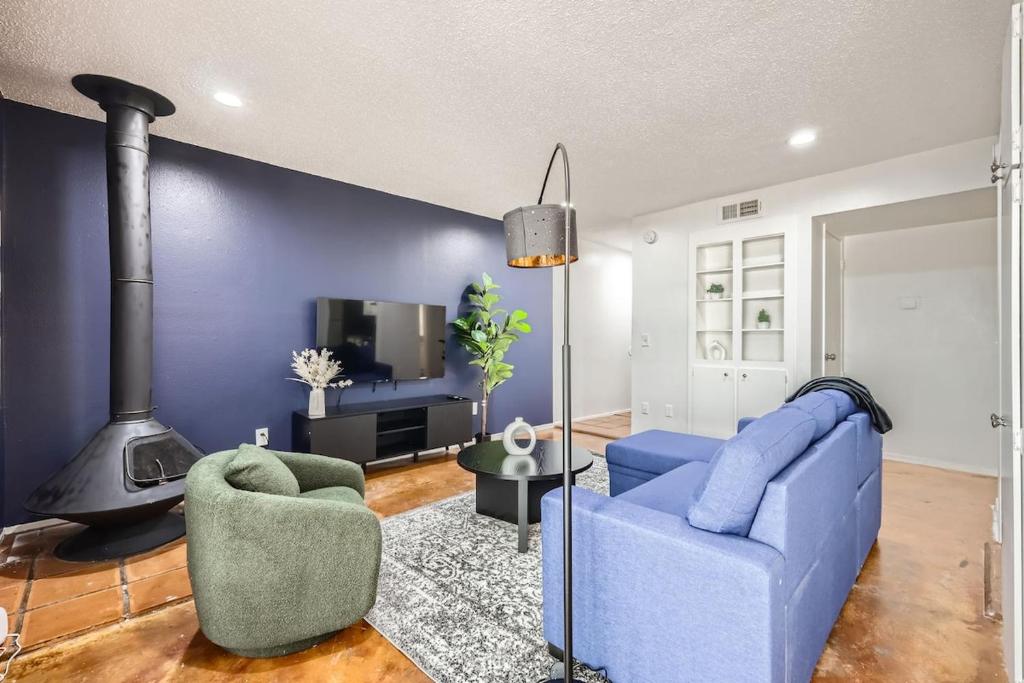 Your Comfy King Suite Getaway - Sleeps 4 - Pool, Prkg, Austin