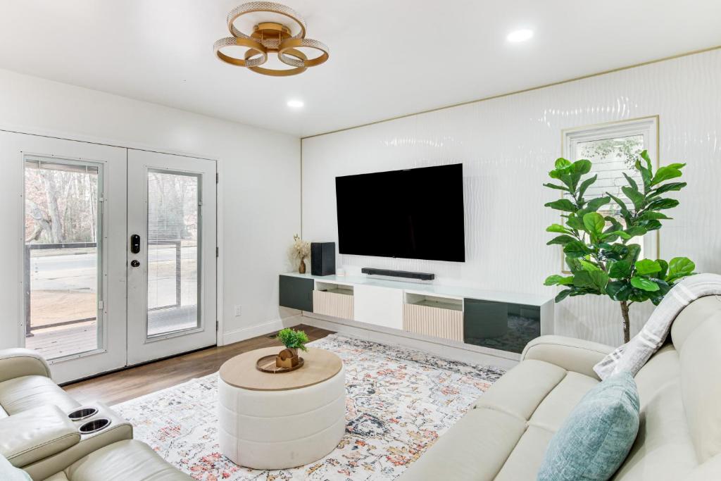 6 Mi to Spectrum Center Spacious Getaway with Deck, Charlotte