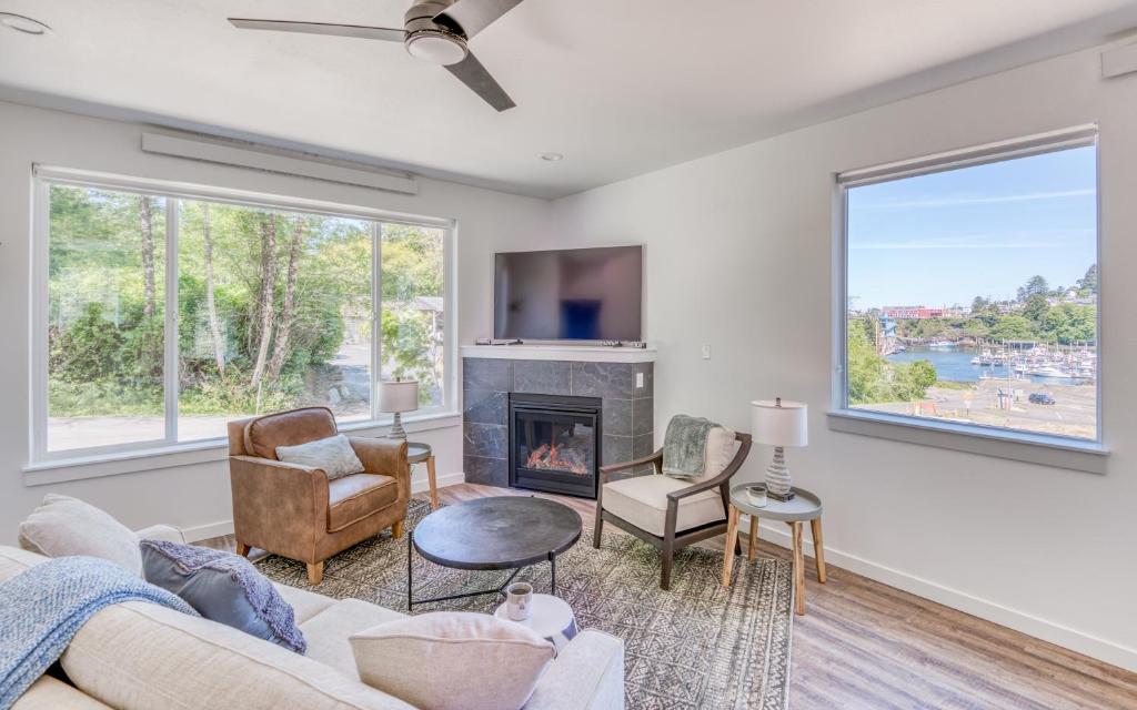 Harbor Lights 6 - Maritime Magic Coastal Charm, Depoe Bay