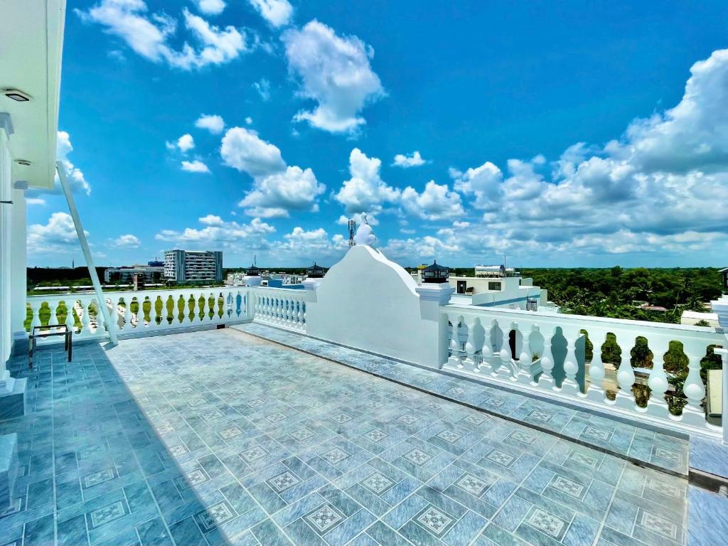 Modern Studio w Balcony and Kitchen