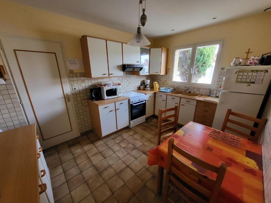 AGREABLE MAISON 2 CHAMBRES AVEC PISICINE ET STATIONNEMENT DANS UN QUARTIER CALME - FR-1-92-947 - 5