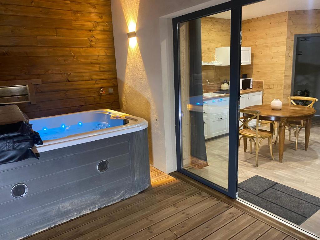 Chalet Lilas & Jaccuzi privatif, Rochesson