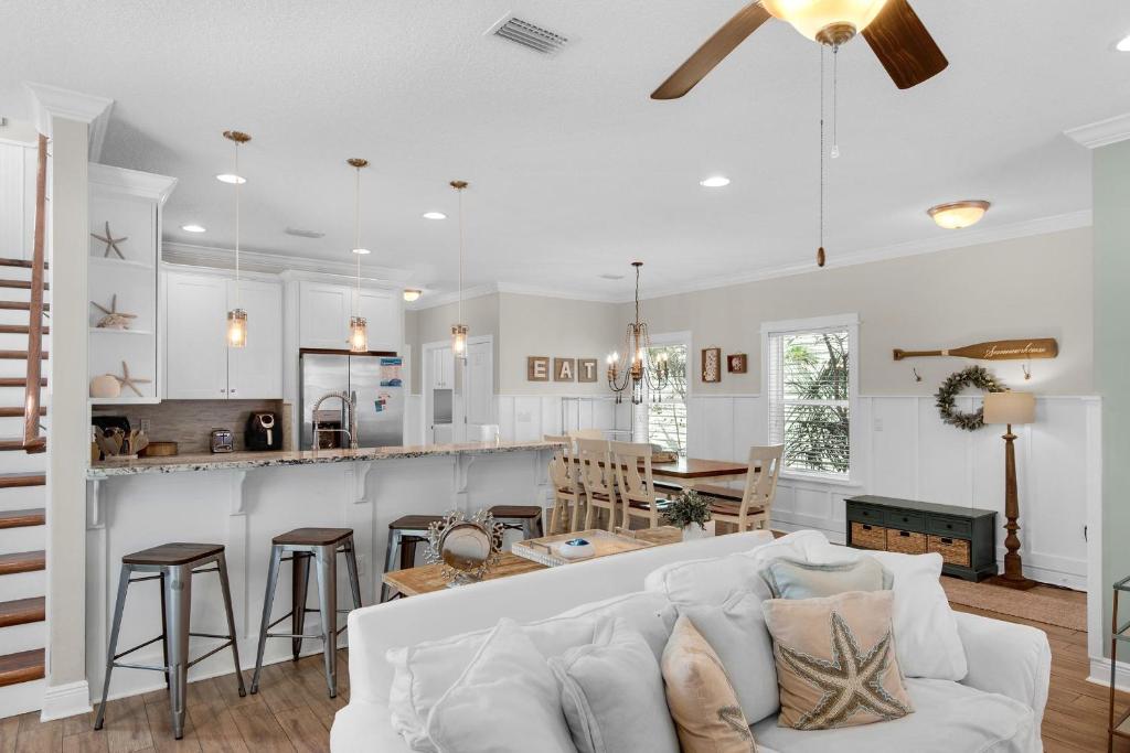 Better Together, Destin