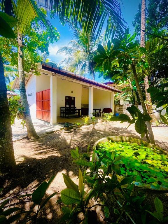 Lagoon view resort, Ahangama