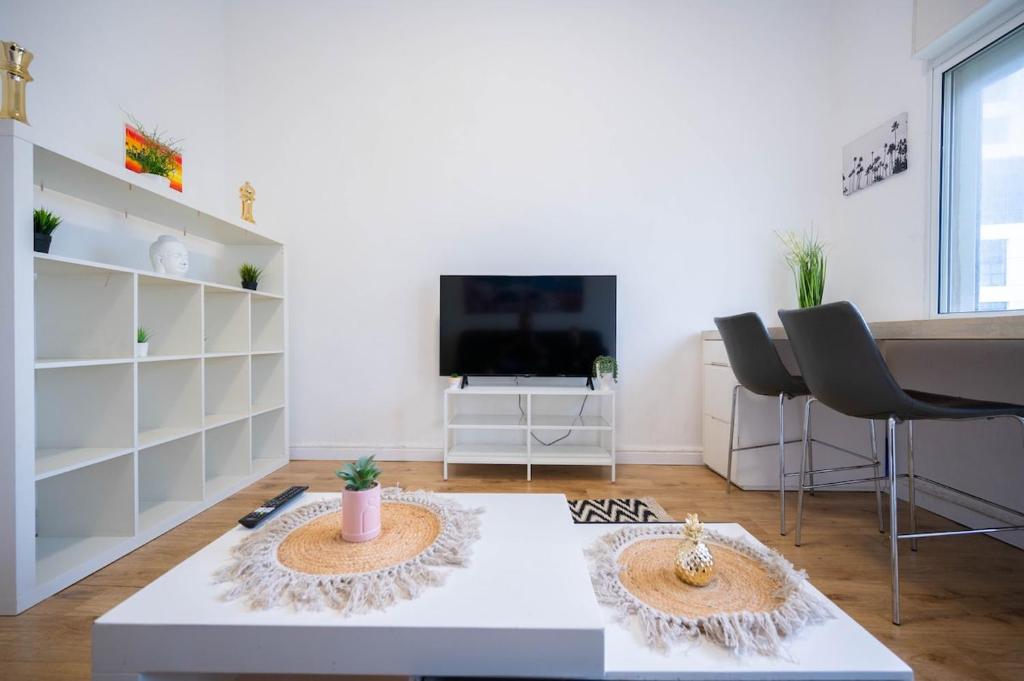 HaYarkon Seaside - 1 Bedroom By Vacay, Tel Aviv