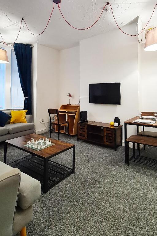 Apartment with Priv Ent and Parking, Stockport