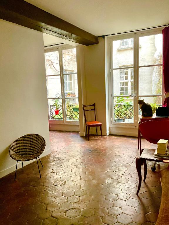 Bel appartement ancien sur cour verdoyante - 2