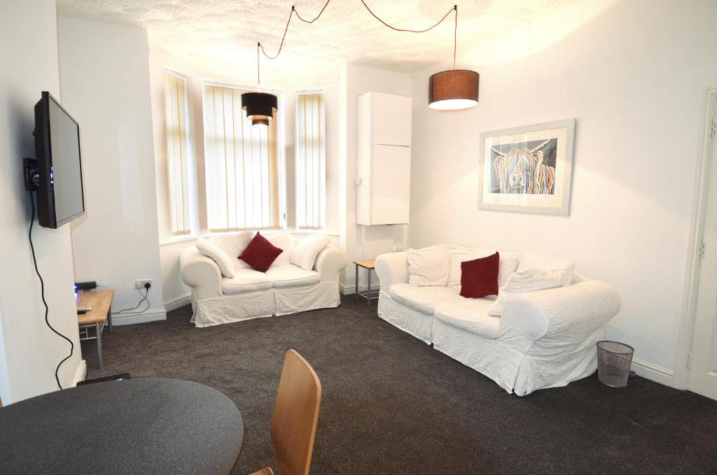 3 Person Apartment with Priv Entrance and Carpark, Stockport