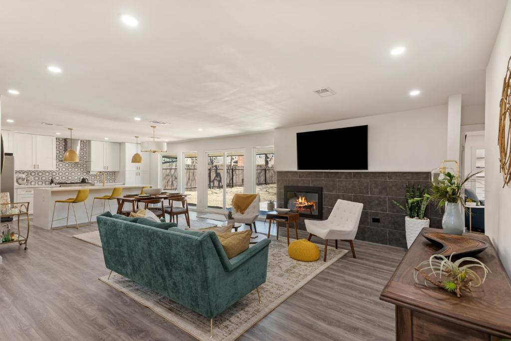 5 Mi to UT Home with Outdoor Entertainment Area!, Austin