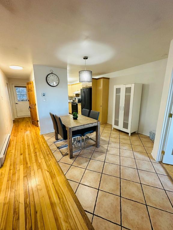 Central Laval - beautiful 2 bedrooms house with parking on 1st floor - 31 days minimum, Laval