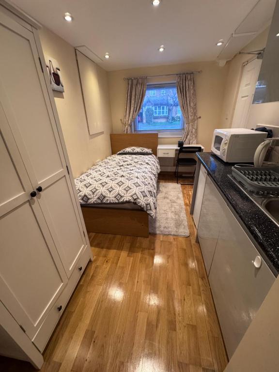 Single bed ensuite room, Wokingham