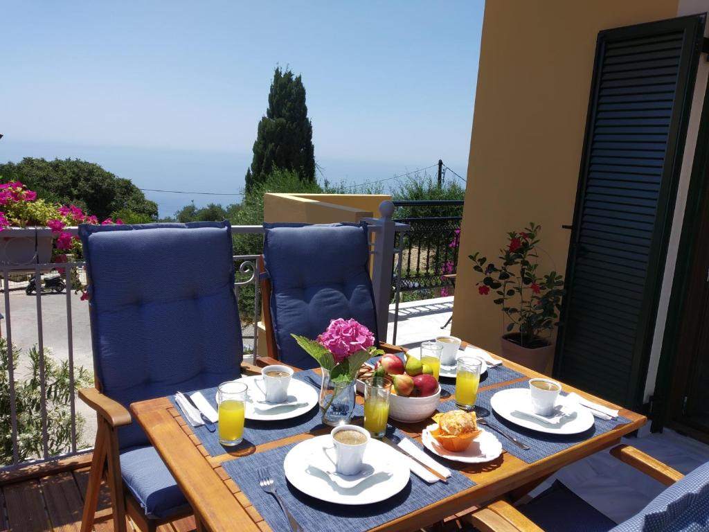 Kontis Apt 1, Pelekas