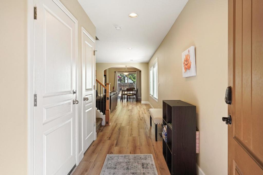 Ellie 30 Days minimum, Bend