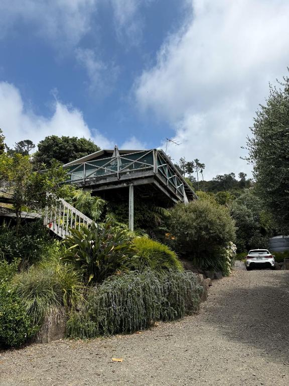 Hosts on the Coast Black Bach, Hahei