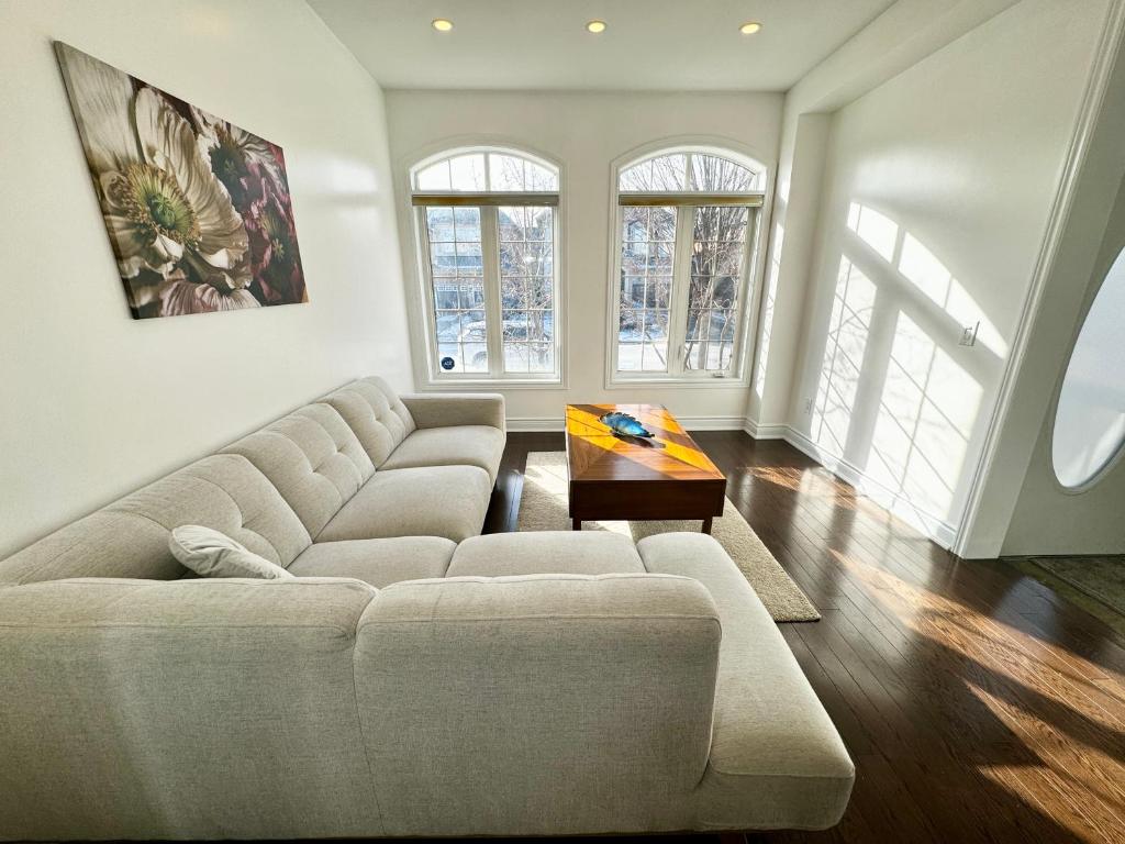 3500 SqFt - Modern and Comfort - 4 BDRM Getaway - Relax - Unwind - Explore - Near Airport & Toronto Downtown, Brampton