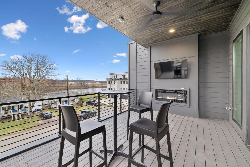 Sleek Multi-Level Stay Rooftop Views & Pool Table, Nashville