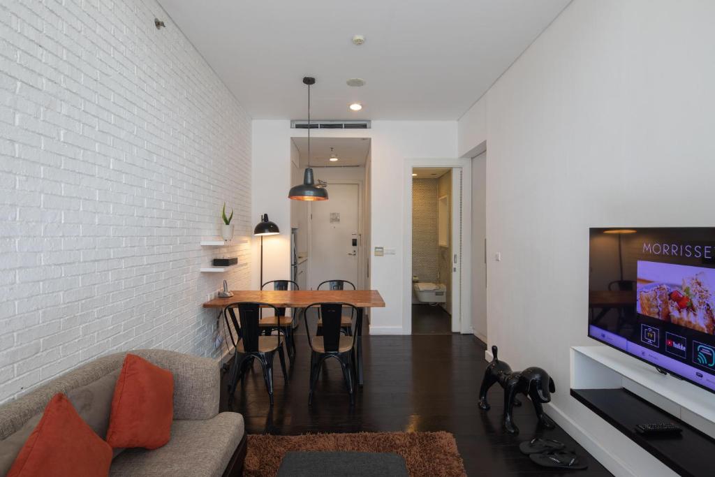 Shared lounge/TV area