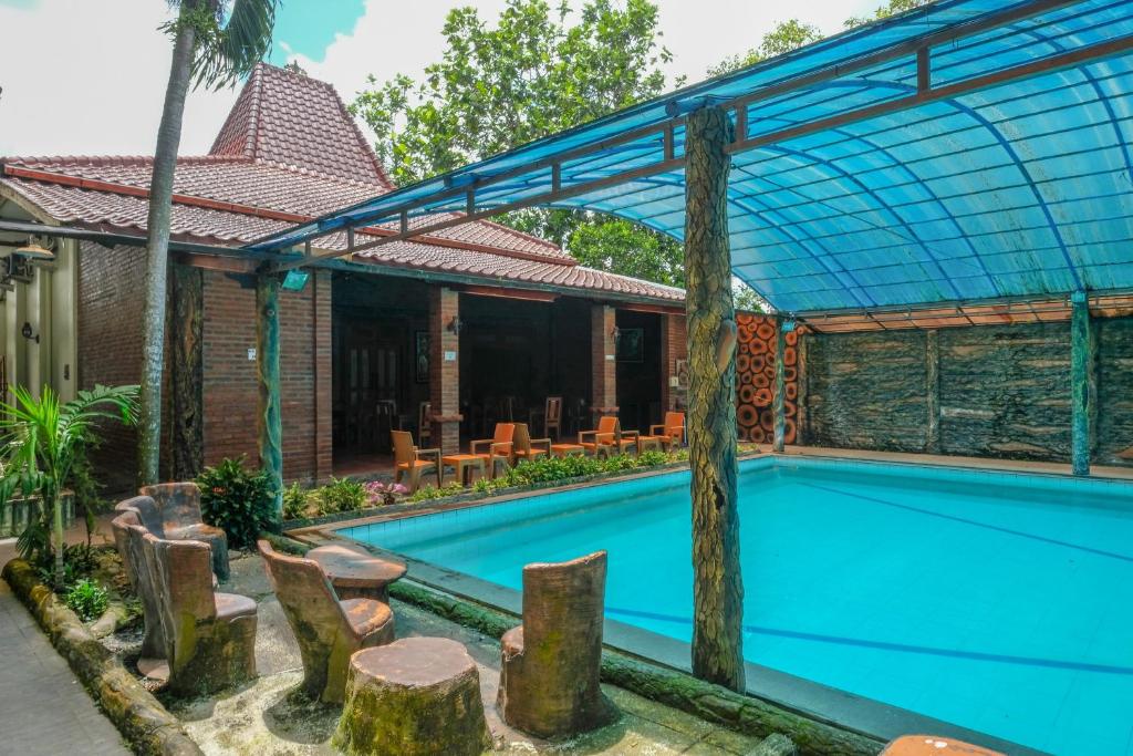 RedDoorz at Savitri Hotel, Kejayan