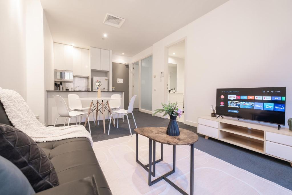 Prime Located 2br1ba Apt In Mel With Study, Melbourne