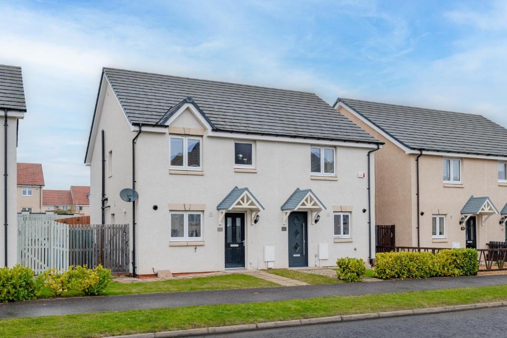 3 Bedroom House-Private Parking, Bonnyrigg